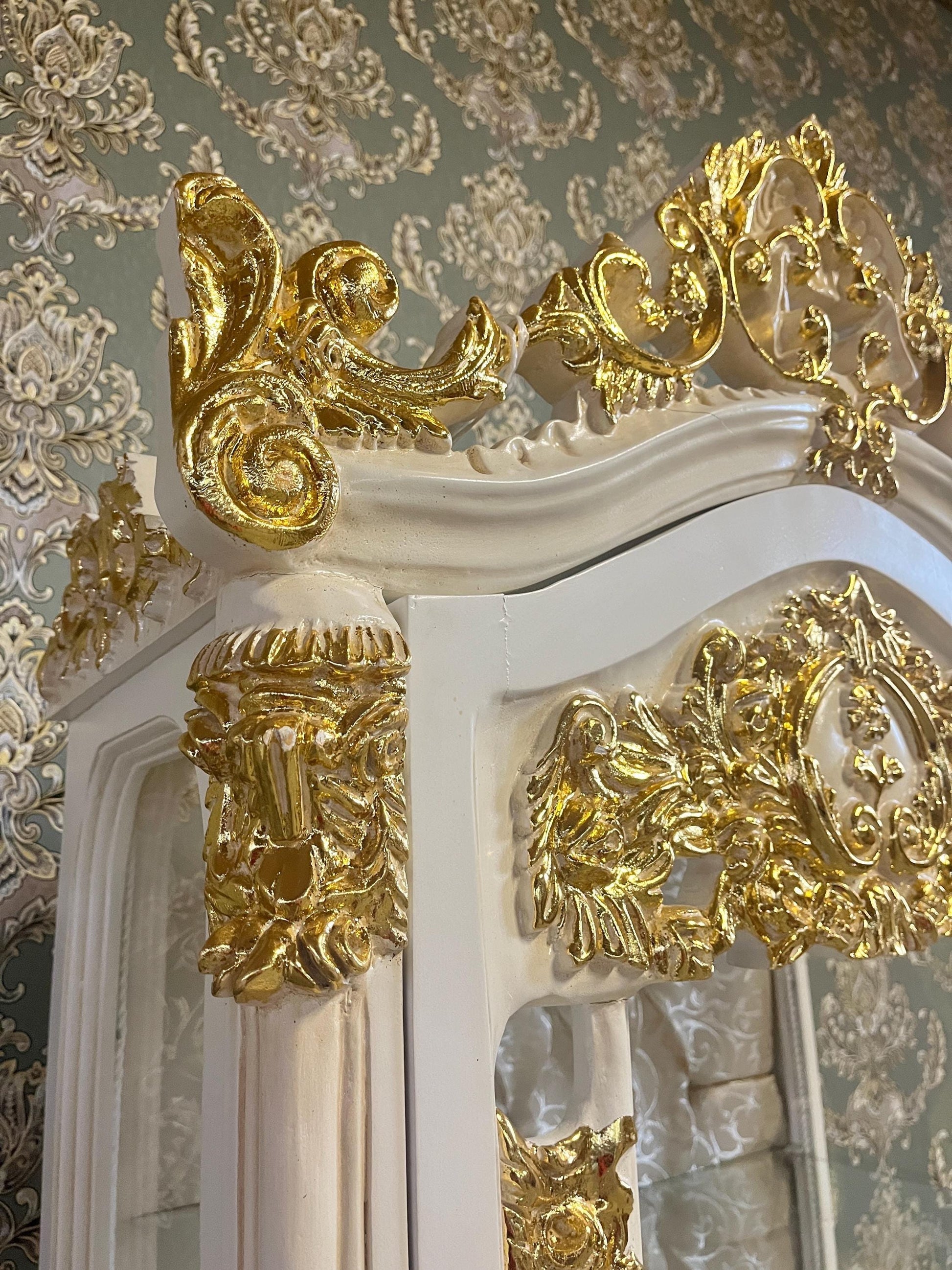 Display Cabinet Retro Baroque Style Showcase in Wooden White Color Gold Leaf Decorated Glass Cabinet in Dining Room Furniture