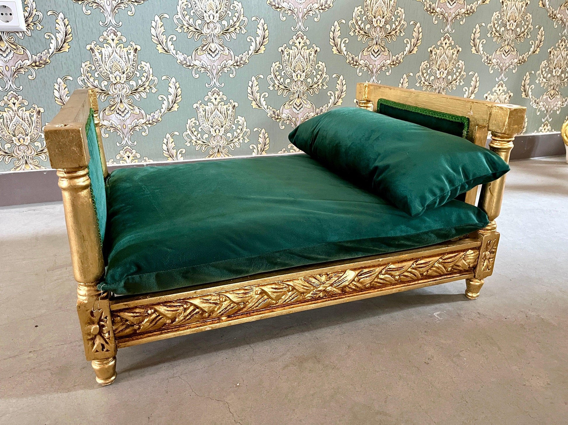 Pet Bed French Baroque Style Dog Bed in Royal Style Velvet Emerald Green Gold Finish Roof Cover Detachable Pet Furniture for Home Decor