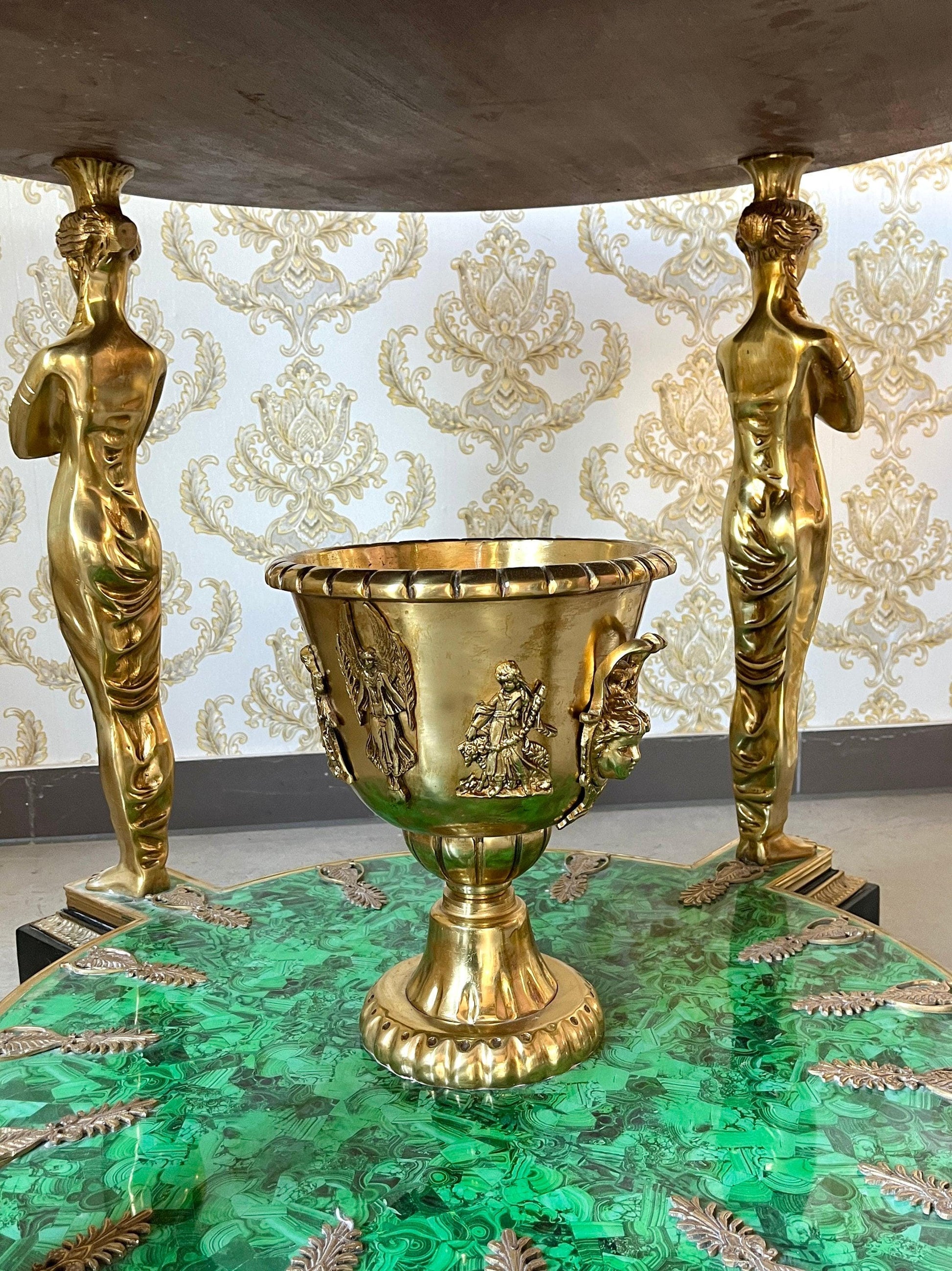 Round Table Royal Antique Style Emerald Green Table Bronze Sculpt Legs Retro Rococo Style Noble Empire Decor Table for Luxurious House