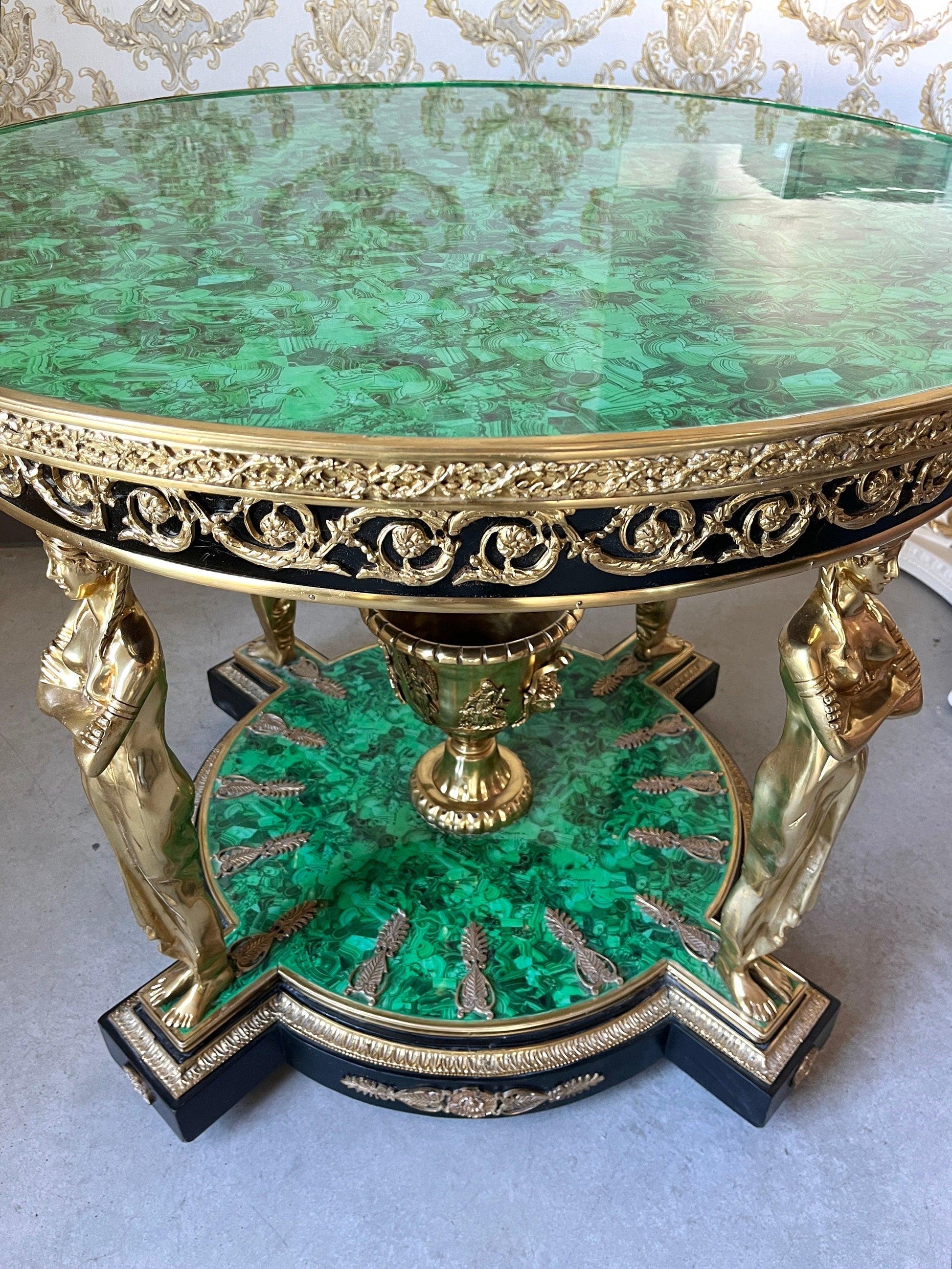 Round Table Royal Antique Style Emerald Green Table Bronze Sculpt Legs Retro Rococo Style Noble Empire Decor Table for Luxurious House