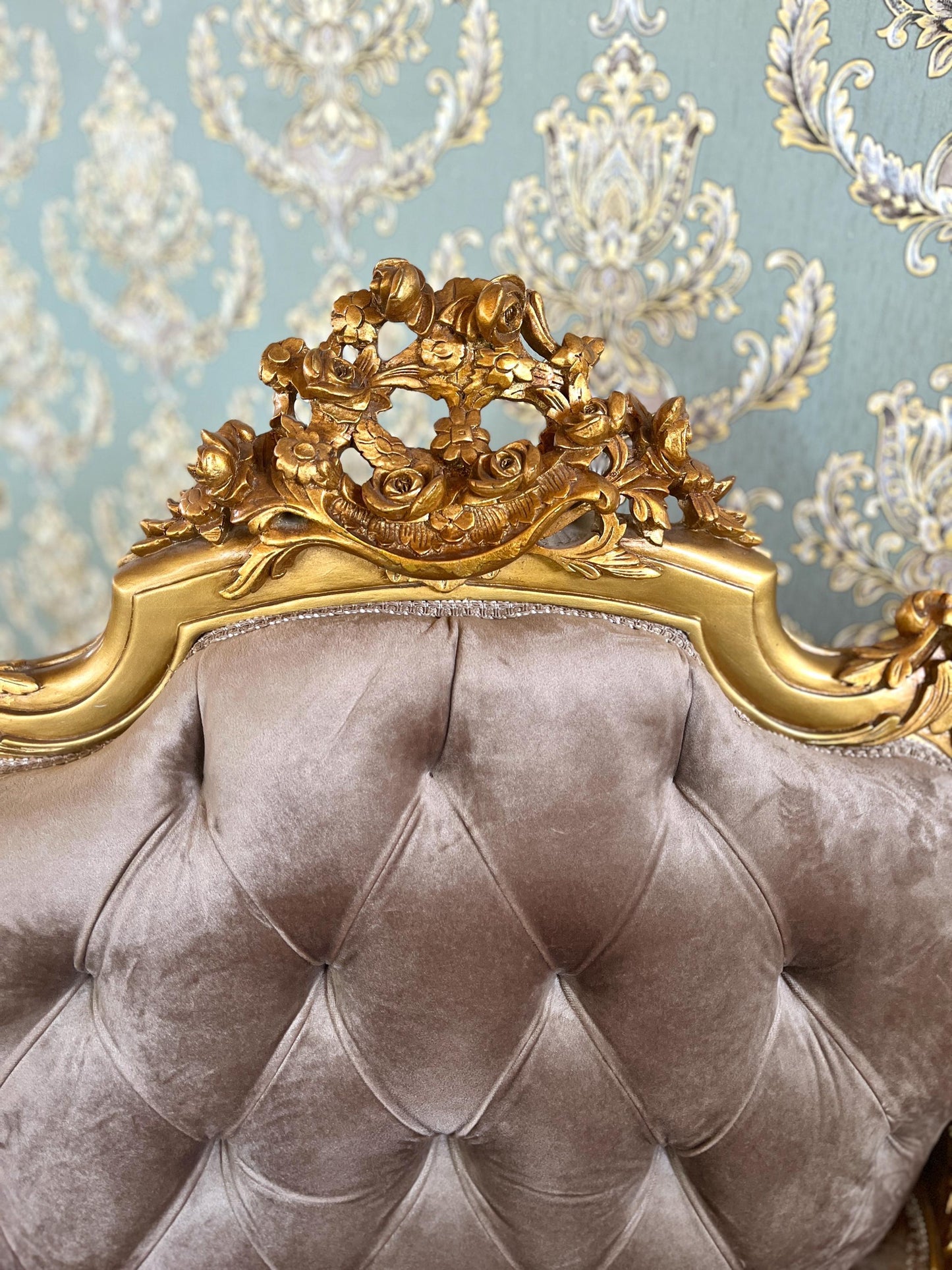 Armchair Table Set Deluxe Antique Style in Gold Finish Royal Style Chairs and Table Baroque Rococo Style Chair Set for Hotel Lobby Decor