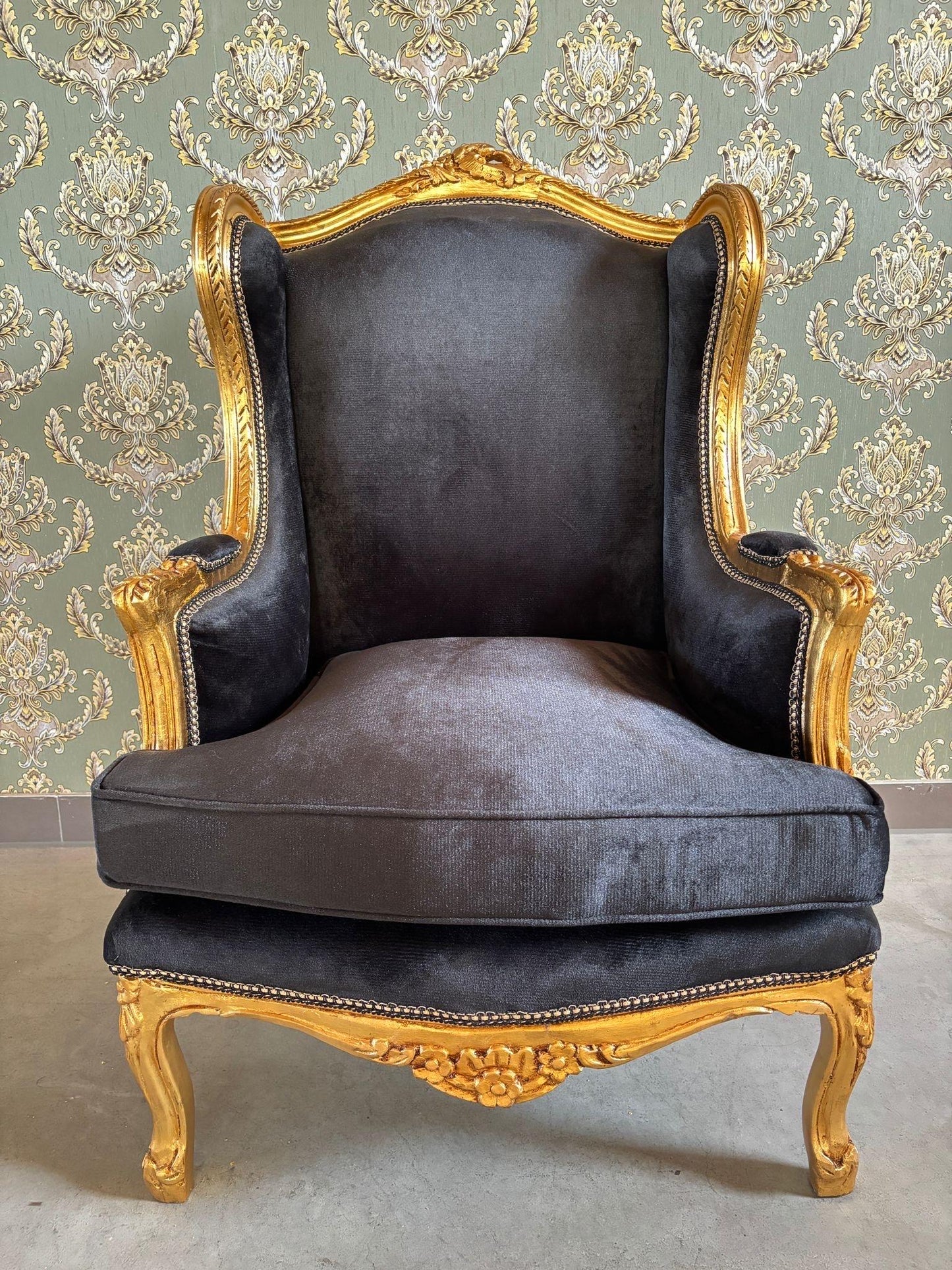 Accent Armchair Retro Baroque Rococo Style Black Velvet Chair in Gold Finish For Holiday Decor