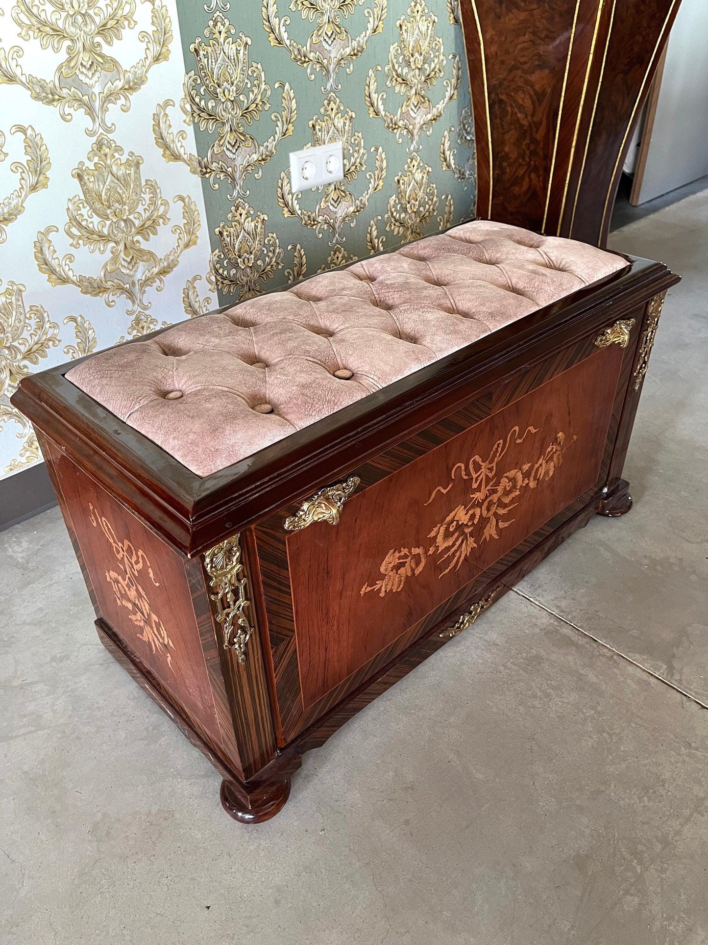Barocker Schuhschrank im Antik-Stil - handgefertigt/ Shoe Cabinet French Baroque Seated Cabinet Red Velvet Seated Shoe Side Board Home Decor