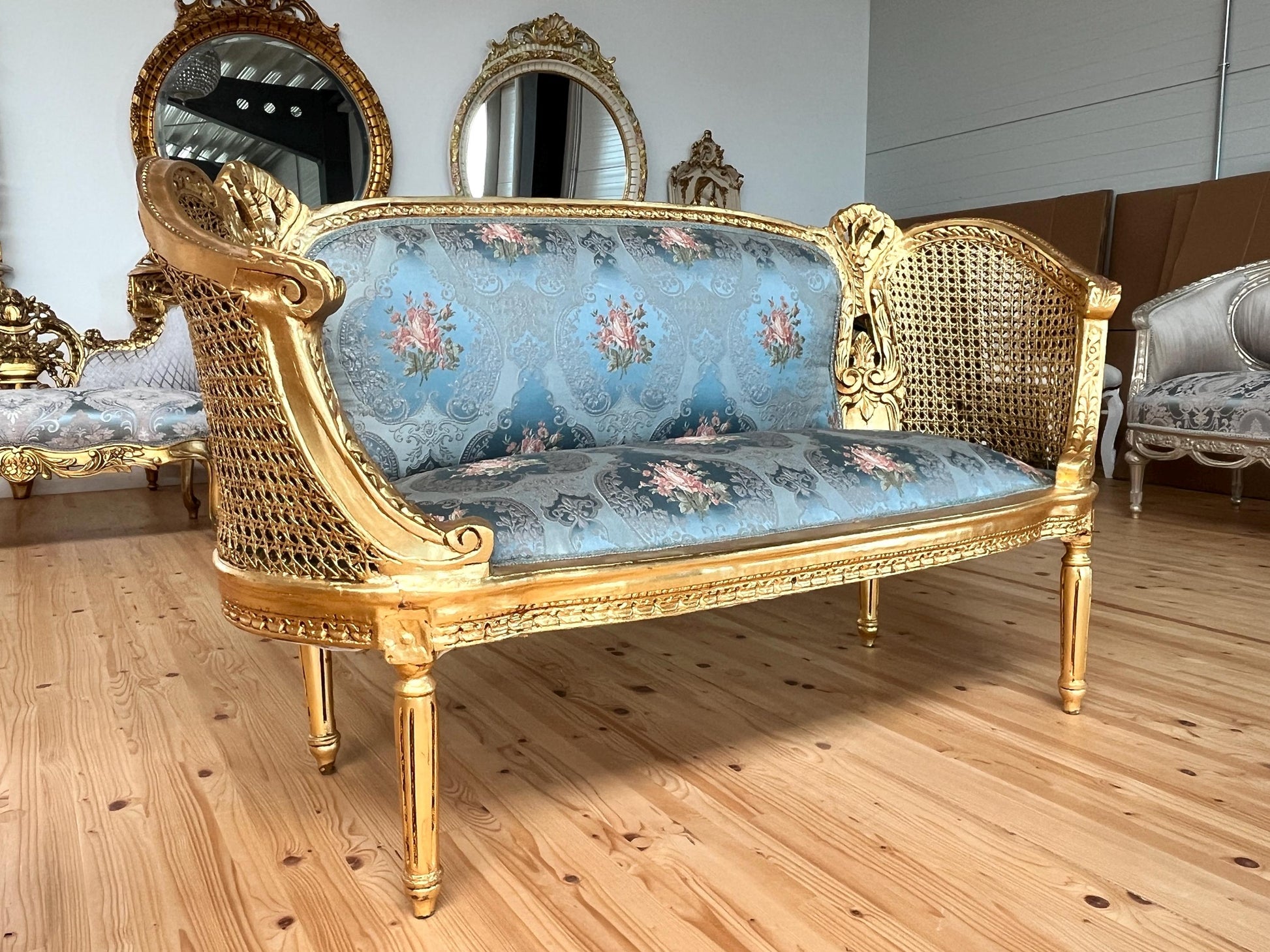 Sofa Set Royal Baroque Style in Blue Floral Damask Retro Rococo Couch Set in Gold Finish for Lounge Room Decor Party Event TV Movie Shooting