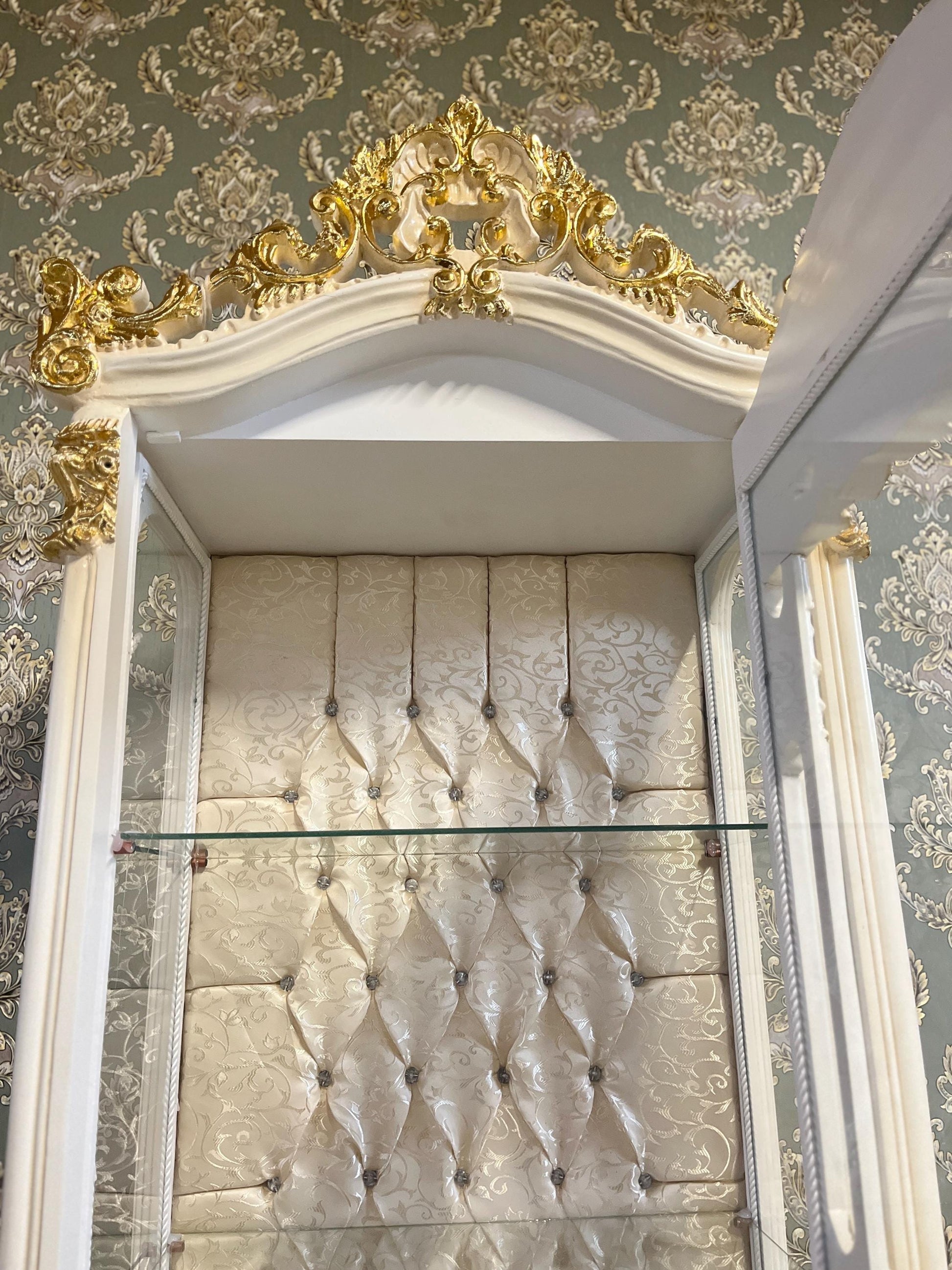 Display Cabinet Retro Baroque Style Showcase in Wooden White Color Gold Leaf Decorated Glass Cabinet in Dining Room Furniture