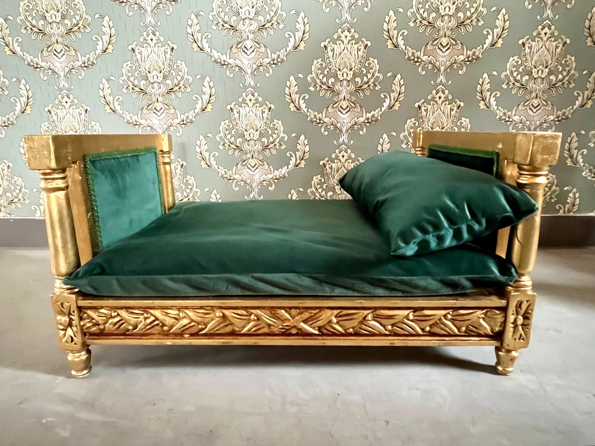 Pet Bed French Baroque Style Dog Bed in Royal Style Velvet Emerald Green Gold Finish Roof Cover Detachable Pet Furniture for Home Decor