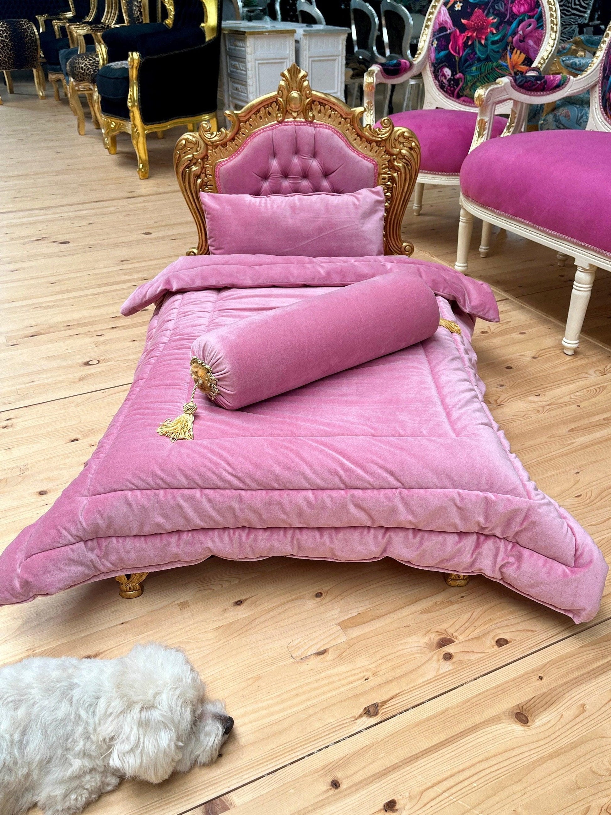 Pet Bed French Louis Baroque Style Mid Size Dog Bed with Blanket & Pillow for Home Decor in Pink Velvet