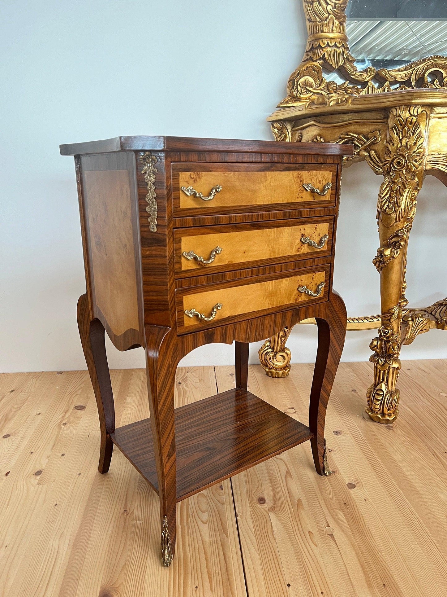 Night Stand Retro French Louis Baroque Style Bed Side Table Wooden Brown Bronze Decor/ Kommode Nachttisch im antiken Stil