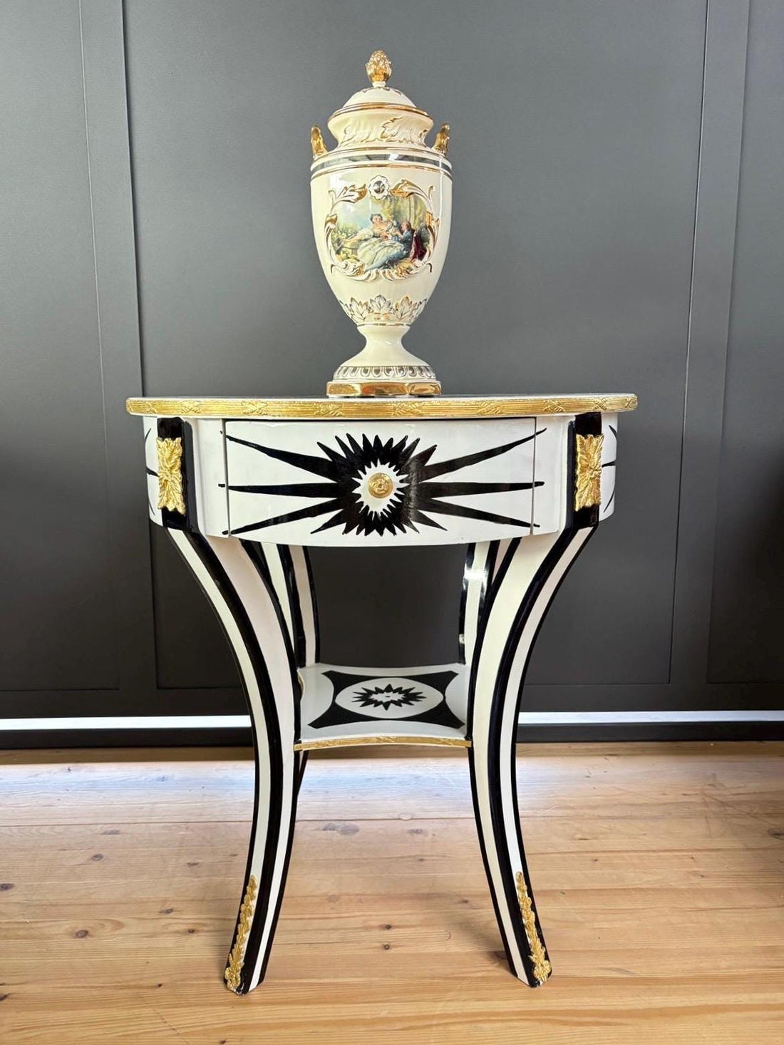Runder Tee-und Kaffeetisch im Art-Deco-Stil/Art-Deco Round Tea Caffè Side Table