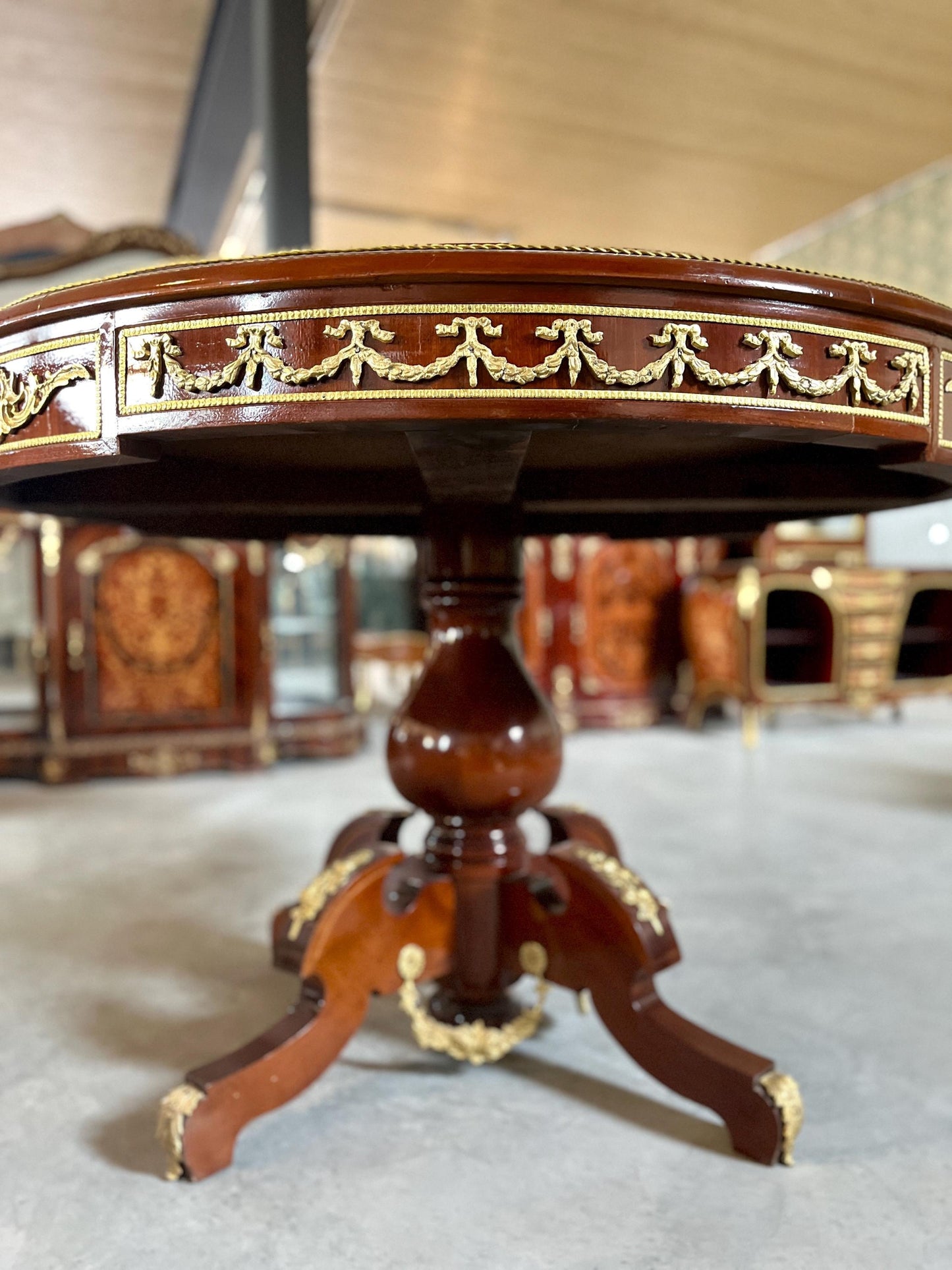 Round Dining Table Retro Baroque Style Wooden Brown Table Antique Italian Style Wooden Round Table for Home Decor