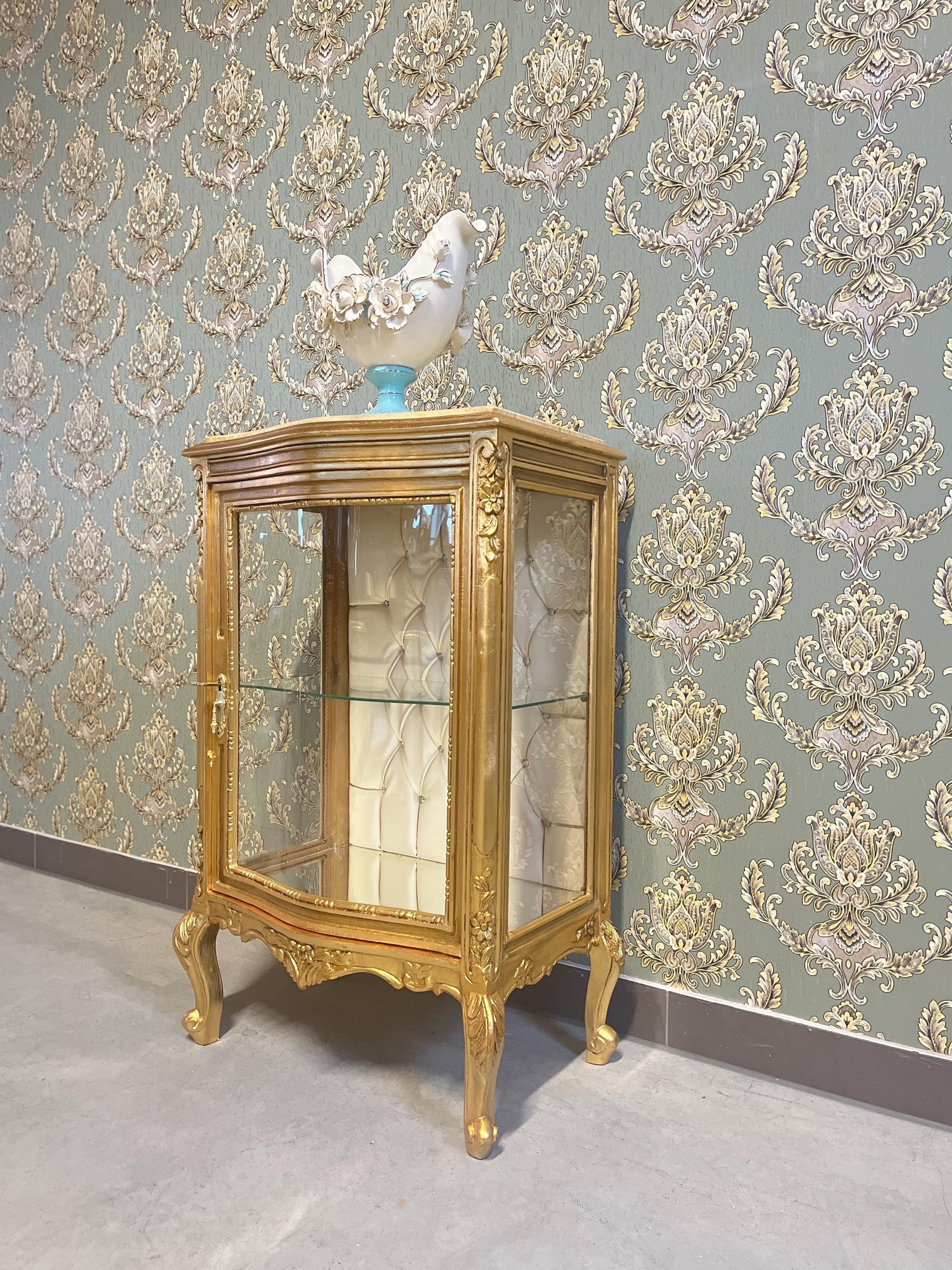 Showcase French Louis Style Display Çabinet in Gold Finish Retro Baroque Antique Style Glass Cabinet for Living Room Home Decor