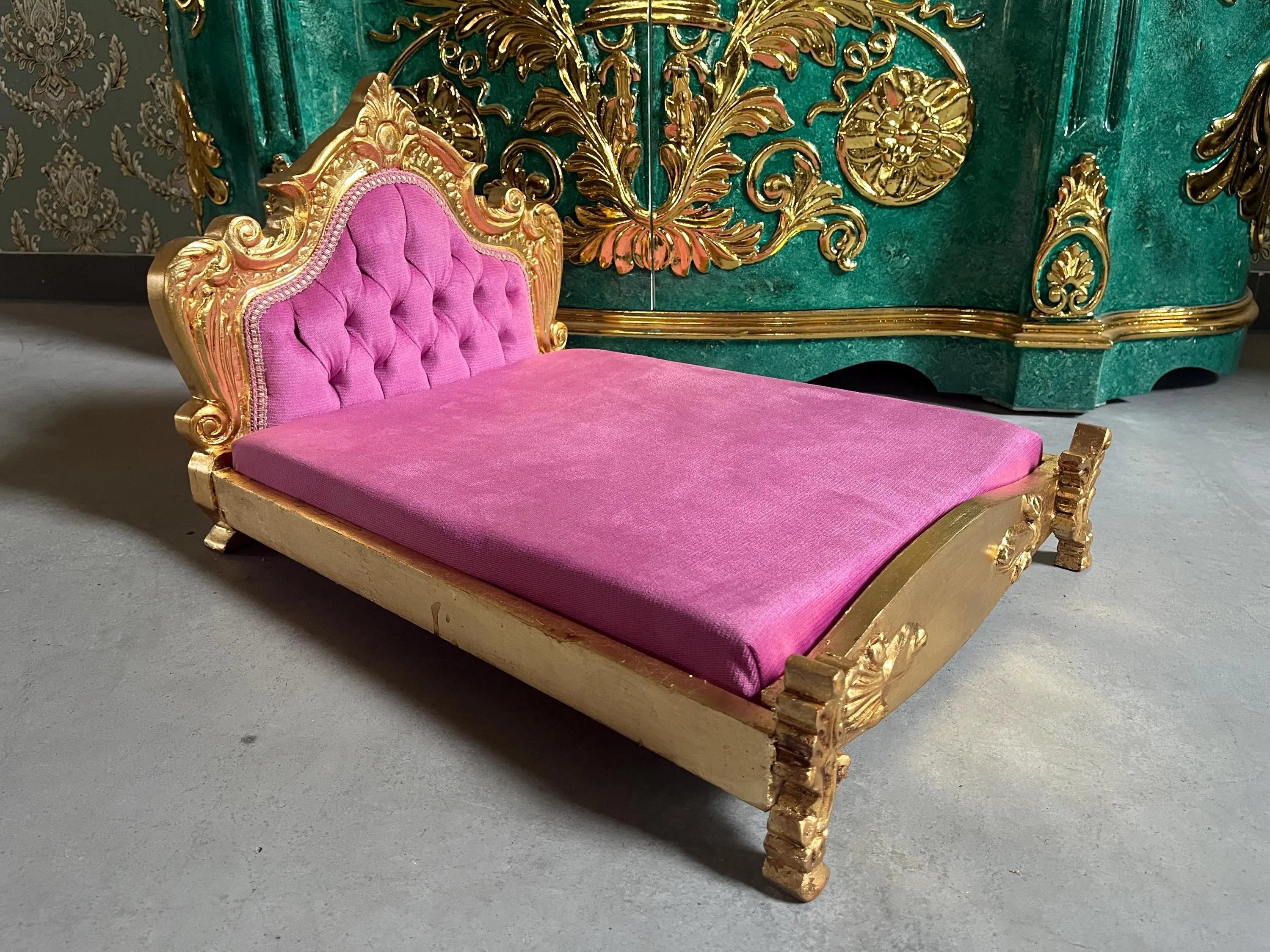 Haustierbett Französisches Hunde-/Katzenbett im Louis-Barock-Stil aus Samt in Gold-Finish Süßes Hundebett im Barock-Rokoko-Stil aus rosa Samt, blauem Samt und violettem Samt