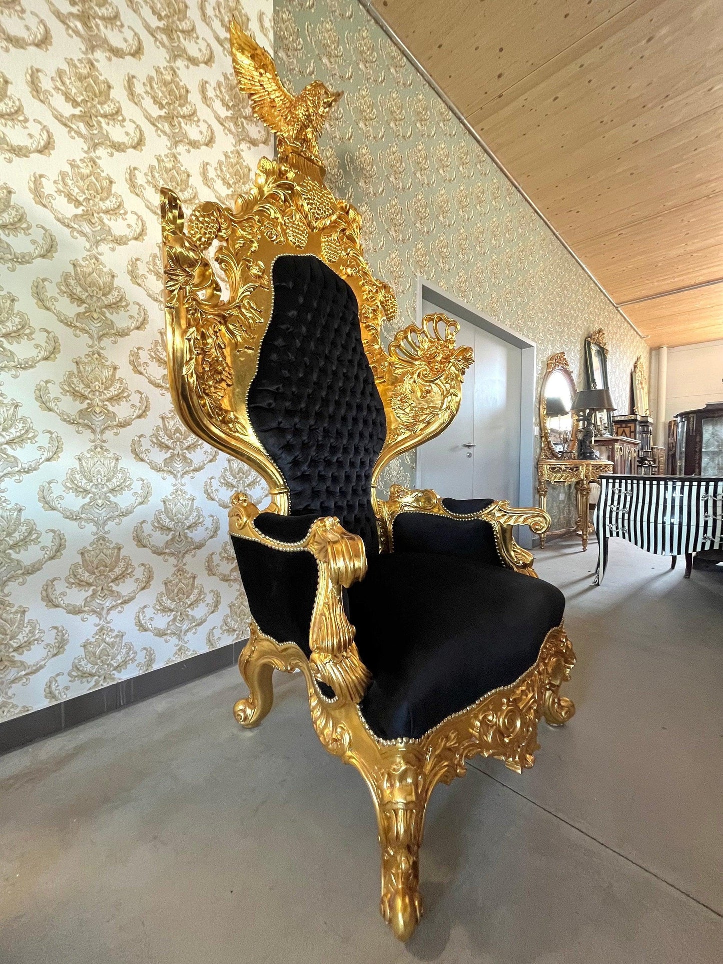 Huge Armchair Baroque Rococo Style King Throne Eagle Shape Black Velvet Gold Finish Noble Piece King Chair for Video Shooting for lounge Bar