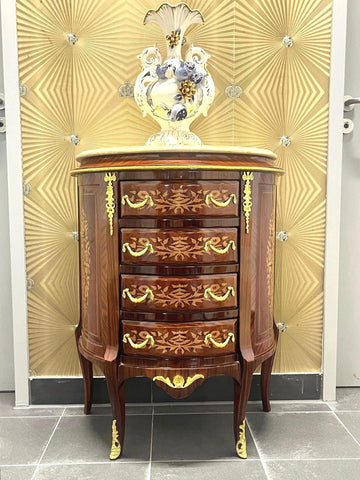 Cassettiera in stile barocco con legno intarsiato, motivo a foglie, piano in marmo e maniglie in ottone