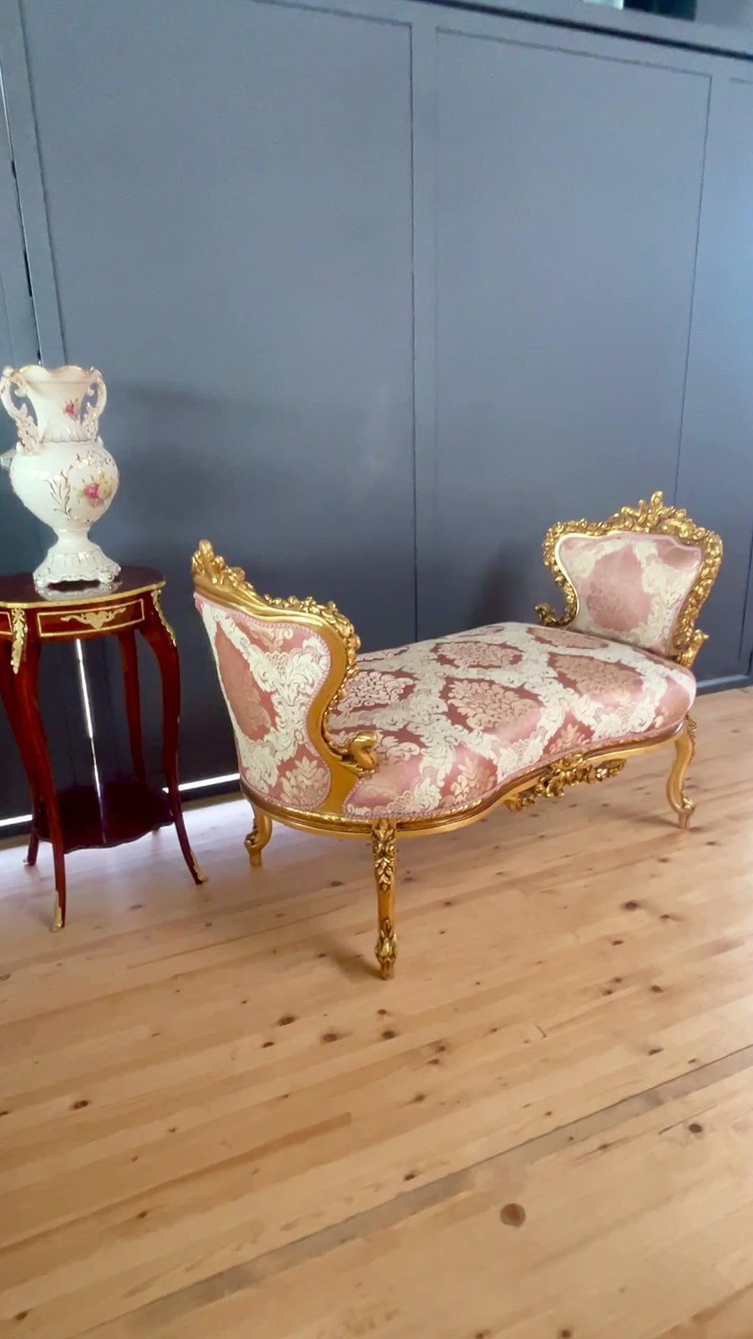 Chaise longue barocca regale in legno massello intagliato a mano, con dettagli floreali color oro rosa, divanetto di lusso