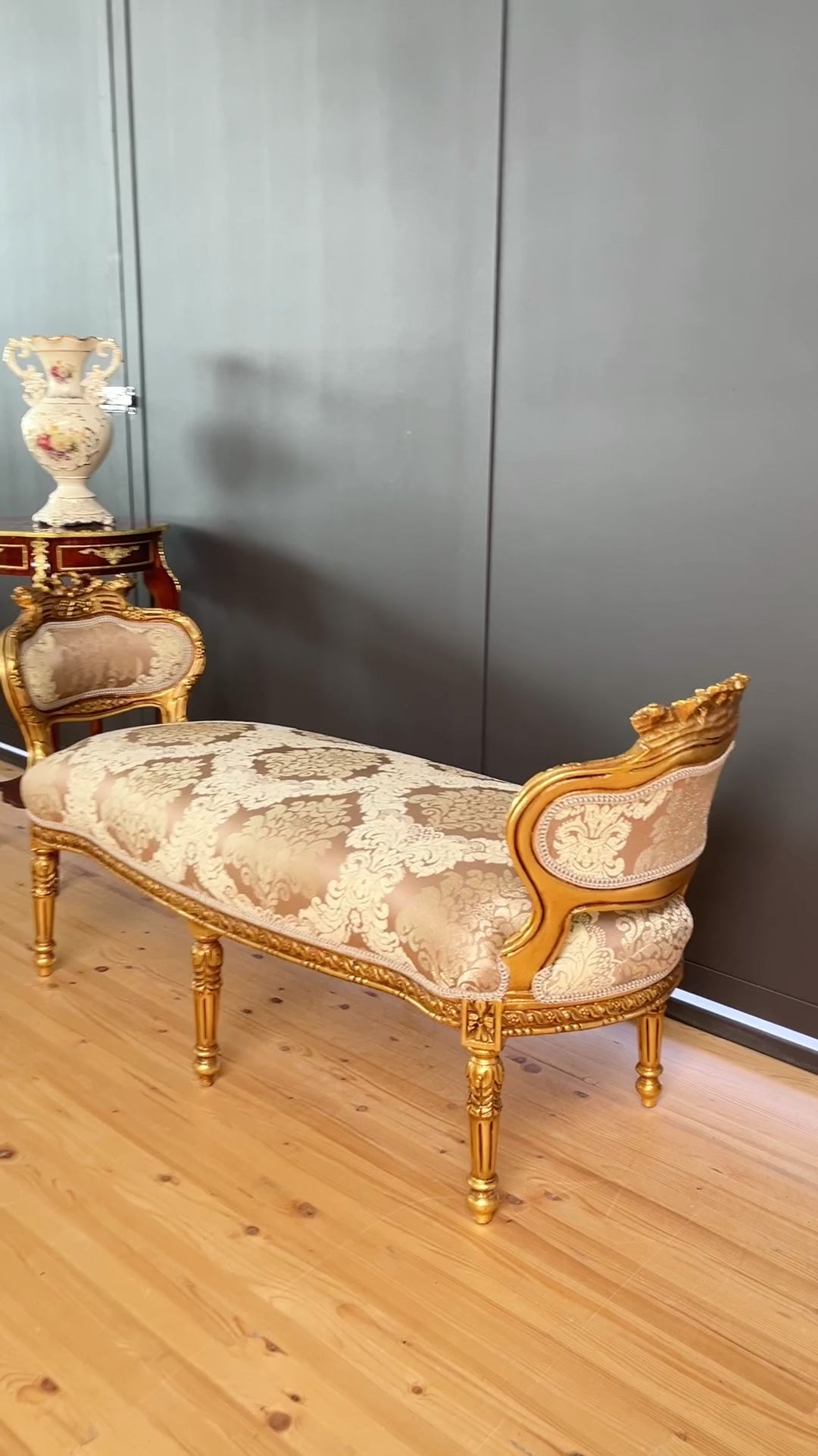 Chaise longue d’accento rococò lucida color cammello con motivo floreale regale, divanetto barocco di lusso