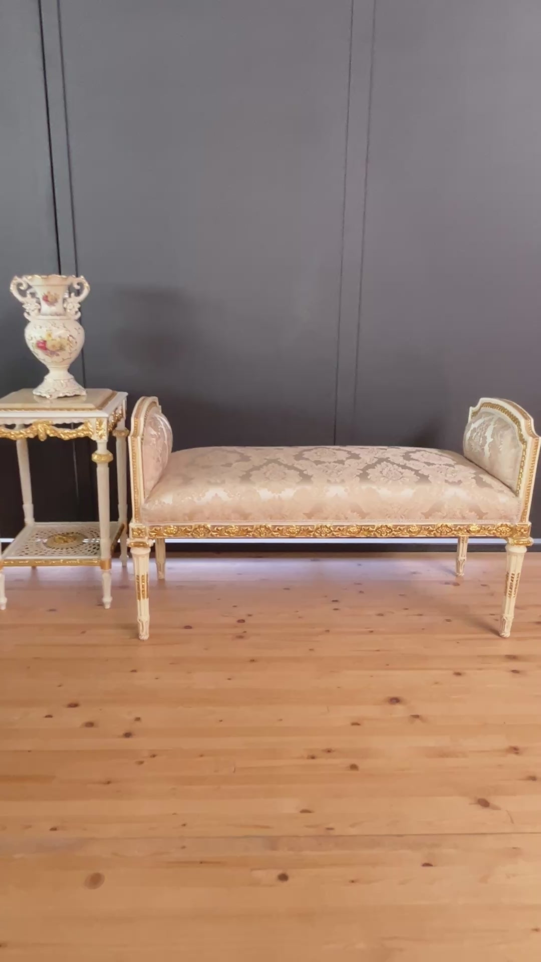 Panca d’accento rococò con rivestimento floreale bianco perlato, piccolo divano a due posti in stile Luigi XV