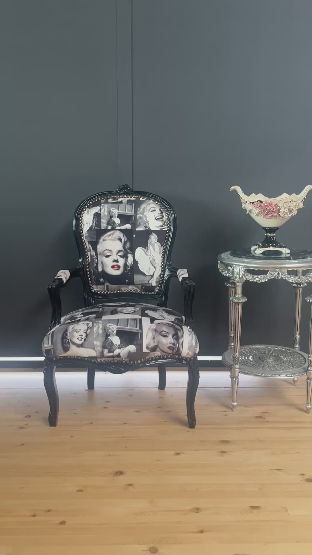 Sedia nera Luigi XV, poltrona barocca bianca e nera con ritratto iconico di una stella