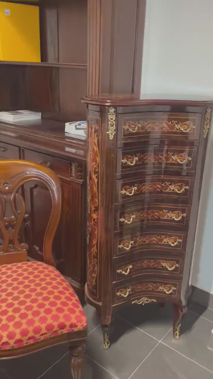 Hohe geschwungene Kommode im Barockstil / Baroque Style Tall Curved Chest of Drawer