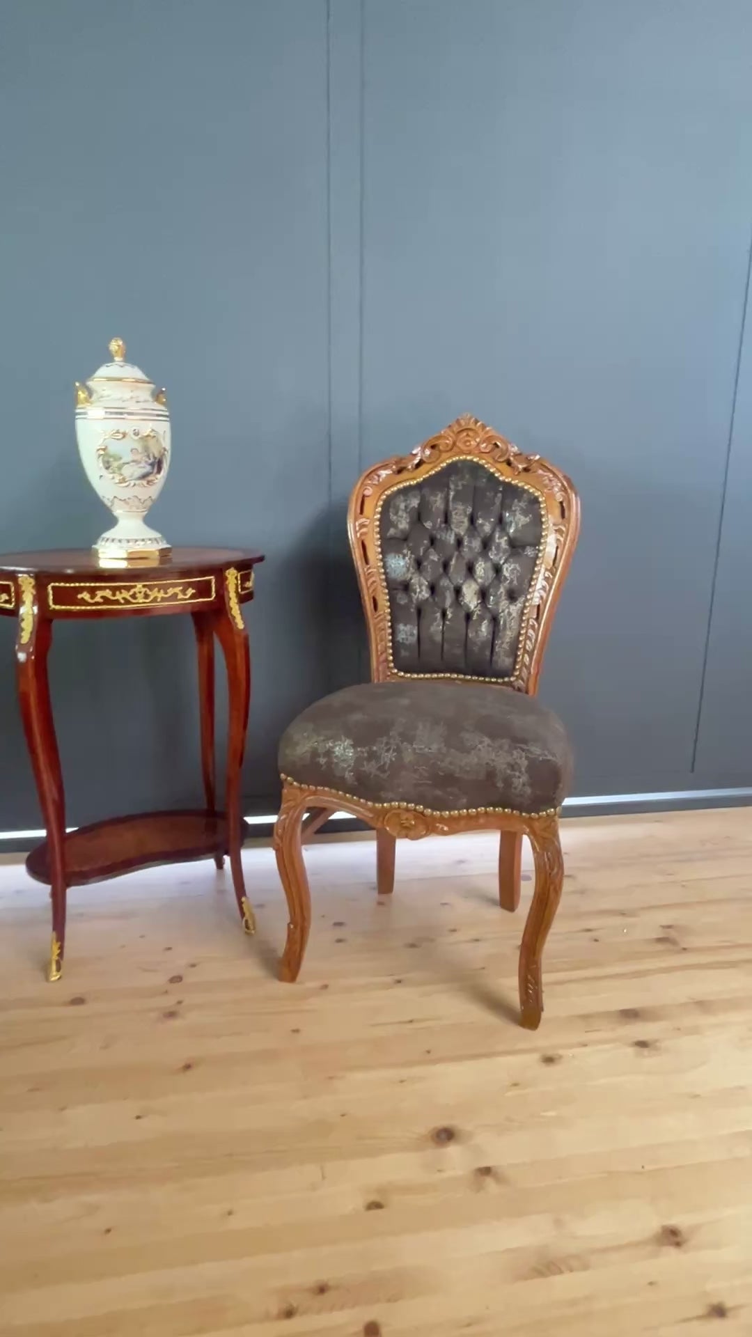 Poltrona decorativa francese in stile barocco Luigi XV: velluto nero notte e legno di faggio lavorato a mano